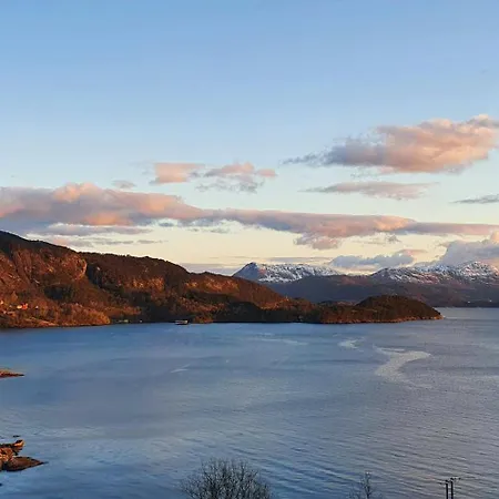 Historic Farm With Sea View Over Bjornefjorden Casa de Férias *