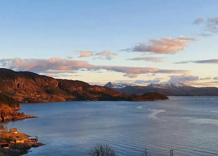 Historic Farm With Sea View Over Bjornefjorden Feriehus *